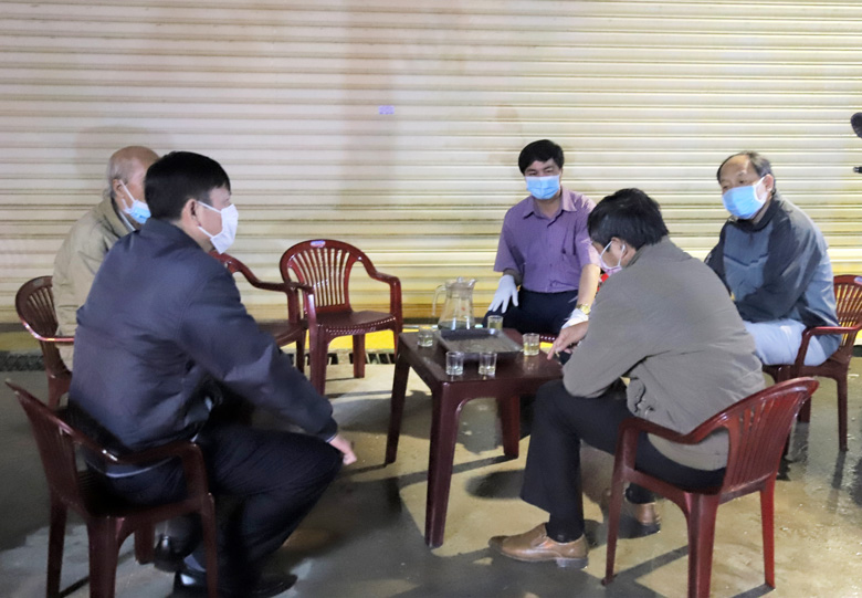 Ông Đoàn Kim Đình – Chủ tịch UBND TP Bảo Lộc có mặt ngay trong đêm chỉ đạo công tác phòng chống, dập dịch tại bến xe Đức Long