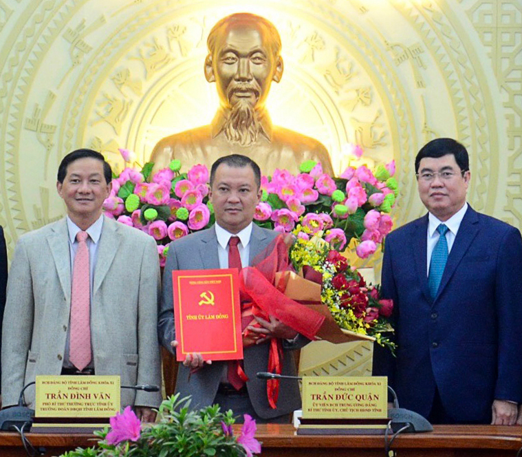 Đồng chí Trần Đức Quận - Ủy viên Ban Chấp hành Trung ương Đảng - Bí thư Tỉnh ủy, Chủ tịch HĐND tỉnh trao Quyết định, tặng hoa chúc mừng Tân Phó Trưởng Ban Tổ chức Tỉnh ủy Lâm Đồng Vũ Quang Lâm