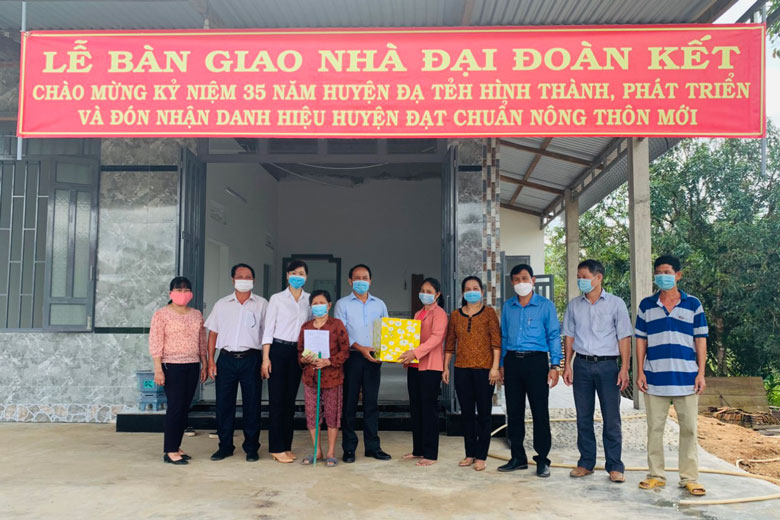 Đạ Tẻh: Bàn giao nhà đại đoàn kết