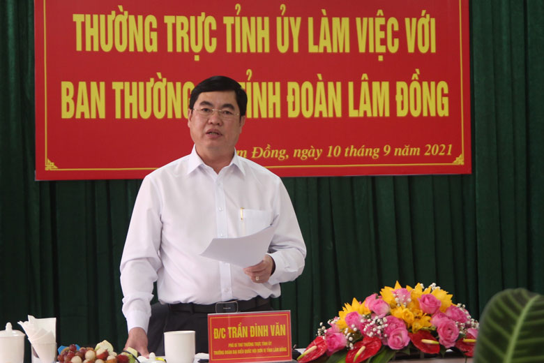 Đồng chí Trần Đình Văn - Phó Bí thư Thường trực Tỉnh ủy, Trưởng Đoàn ĐBQH khóa XV đơn vị tỉnh Lâm Đồng phát biểu kết luận buổi làm việc