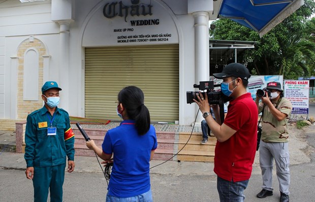 Phóng viên Truyền hình Thông tấn xã Việt Nam tại Đà Nẵng đang tác nghiệp