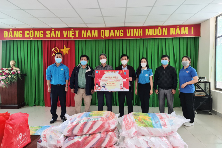 Lãnh đạo MTTQ và đoàn thể TP Đà Lạt tặng quà Trung thu tại khu cách ly và Trung tâm Bảo trợ Xã hội tỉnh