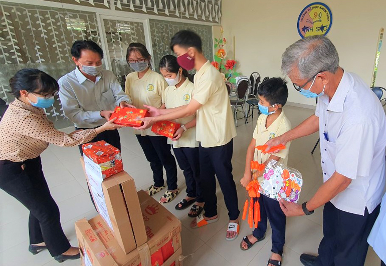 Đại diện lãnh đạo Sở Lao động Thương binh và Xã hội tỉnh Lâm Đồng thăm và tặng quà trung thu cho các cháu thiếu nhi tại Trường Khiếm thính Ánh Sao (phường Lộc Phát, TP Bảo Lộc)