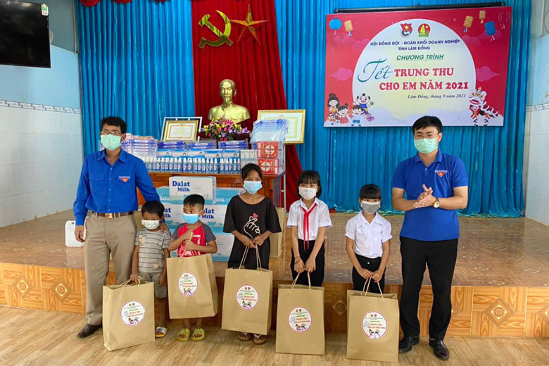 Anh Ndu Ha Biên - Phó Bí thư Tỉnh Đoàn Lâm Đồng trao quà Trung thu cho thiếu nhi tại huyện Cát Tiên