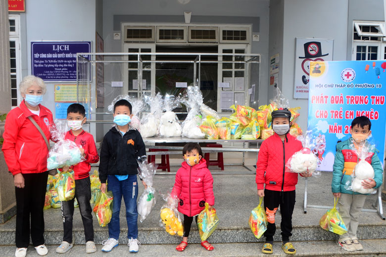 Bà Mai Thị Tuyết - Chủ tịch Hội chữ thập đỏ Phường 10 tặng quà trung thu cho các em thiếu nhi