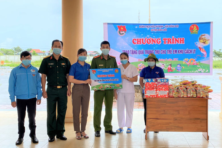 Huyện Đoàn Bảo Lâm thăm, tặng quà trung thu cho các cháu thiếu nhi tại các khu cách ly tập trung trên địa bàn huyện