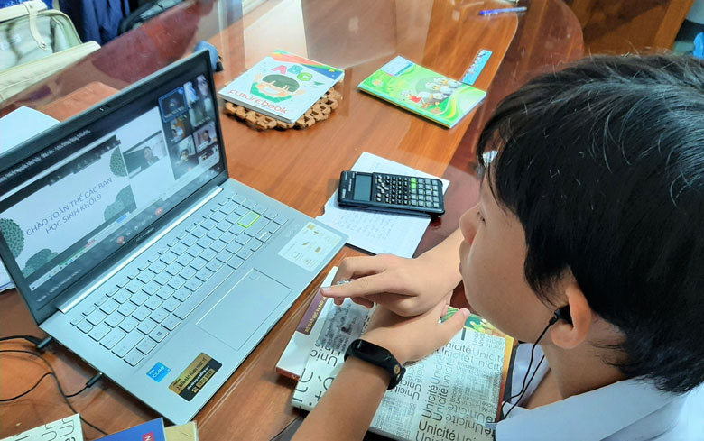 Một em học sinh lớp 9 trên địa bàn TP Bảo Lộc trong buổi học trực tuyến đầu tiên tại nhà năm học vào sáng 20/9. Ảnh: Khánh Phúc