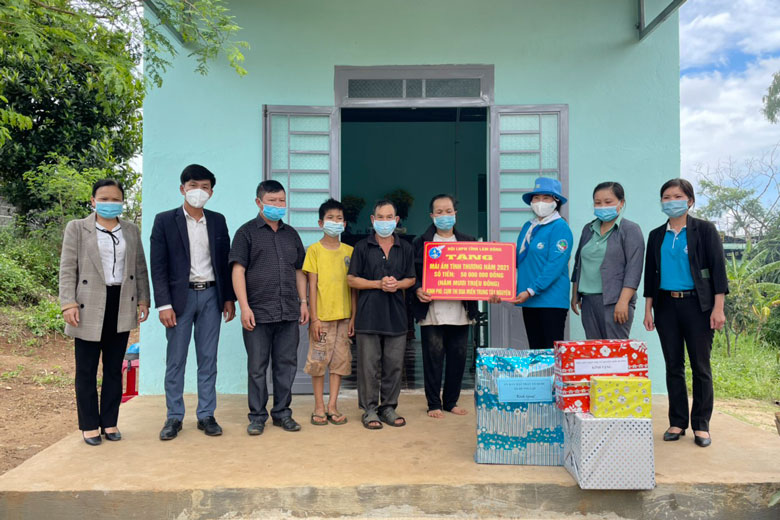 Hội Liên hiệp Phụ nữ tỉnh Lâm Đồng trao tặng mái ấm tình thương cho hội viên phụ nữ khó khăn