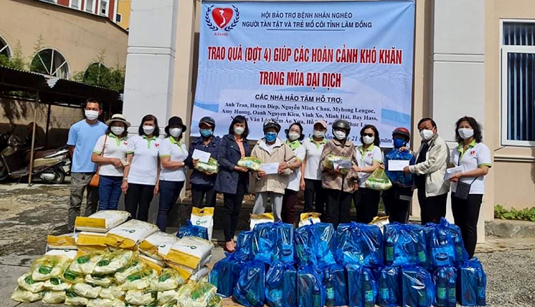 Hội Bảo trợ Bệnh nhân nghèo –Người tàn tật và Trẻ mồ côi Lâm Đồng tổ chức trao 45 phần quà cho người già neo đơn, bệnh nhân nghèo và người khuyết tật tại TP Đà Lạt