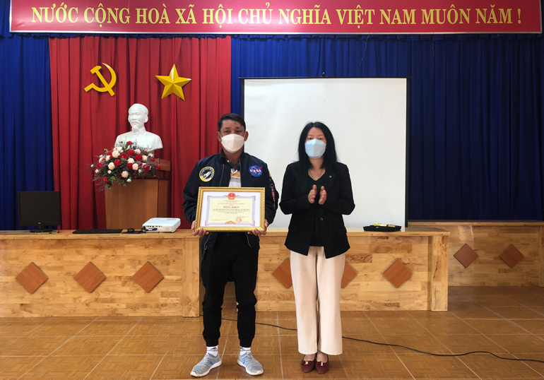 Phó Chủ tịch UBND thành phố Đà Lạt Trần Thị Vũ Loan trao bằng khen của UBND tỉnh cho cá nhân có thành tích trong công tác phòng chống dịch Covid – 19