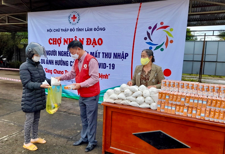 Hội CTĐ tỉnh tổ chức Chợ Nhân đạo lần thứ 7 cung cấp miễn phí thực phẩm thiết yếu cho 100 hộ khó khăn trên địa bàn Lâm Hà