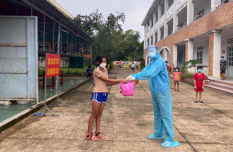 Huyện Đoàn Đạ Tẻh trao quà cho các em nhỏ trên địa bàn