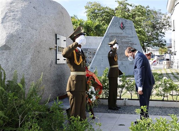 Chủ tịch nước Nguyễn Xuân Phúc đặt vòng hoa tại bia mộ Lãnh tụ Fidel Castro. (Ảnh: Thống Nhất/TTXVN)