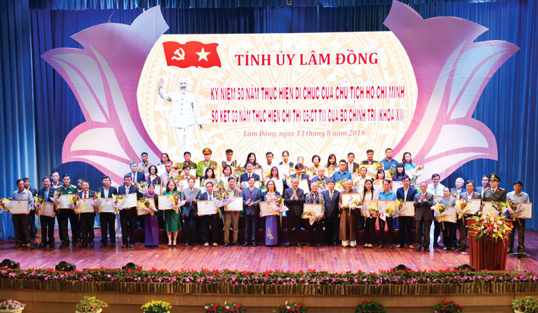 Lãnh đạo tỉnh chụp hình lưu niệm với các tập thể, cá nhân điển hình tiên tiến tại Hội nghị Kỷ niệm 50 năm thực hiện Di chúc của Chủ tịch Hồ Chí Minh và Sơ kết 3 năm thực hiện Chỉ thị 05 của Bộ Chính trị. Ảnh: Văn Báu 