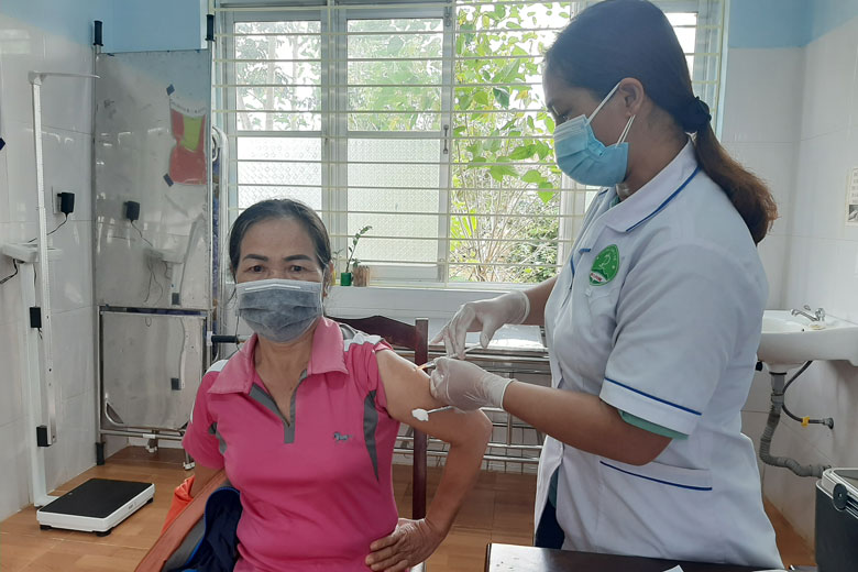 Cán bộ, giáo viên được tiêm chủng vắc xin Covid-19 tại Trạm Y tế xã Gung Ré, huyện Di Linh