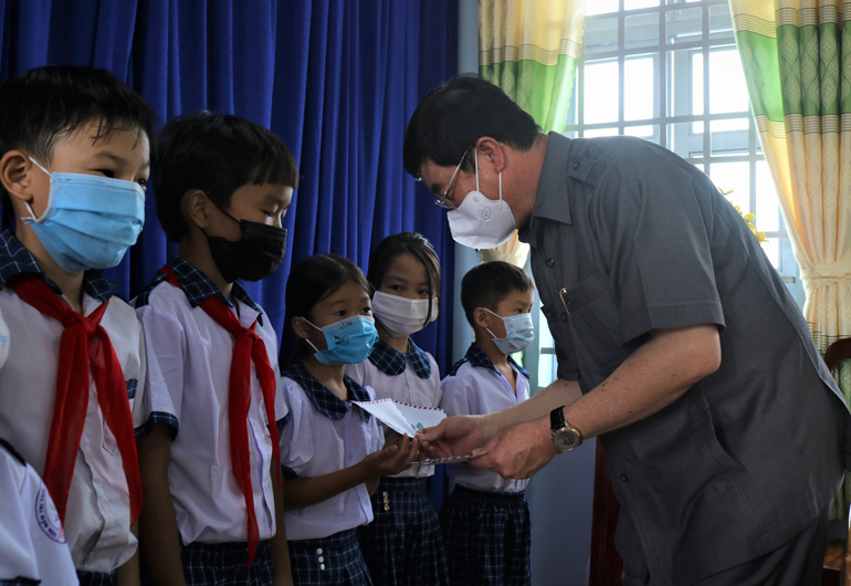 Phó Bí thư Thường trực Tỉnh ủy trao học bổng cho học sinh tại Đạ Tẻh