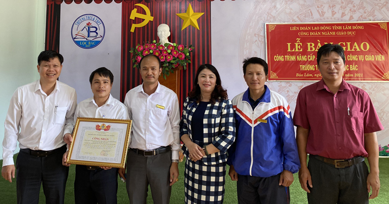 Ông Ngô Văn Sơn - Chủ tịch Công đoàn Giáo dục tỉnh Lâm Đồng trao quyết định và công nhận công trình nâng cấp, sửa chữa nhà công vụ giáo viên cho Trường THCS&THPT Lộc Bắc