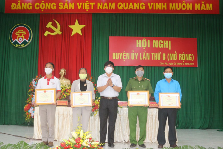 Trao bằng khen của Chủ tịch UBND tỉnh Lâm Đồng cho các tập thể, cá nhân vì đã có thành tích xuất sắc trong học tập và làm theo tư tưởng, đạo đức, phong cách Hồ Chí Minh giai đoạn 2016 - 2021