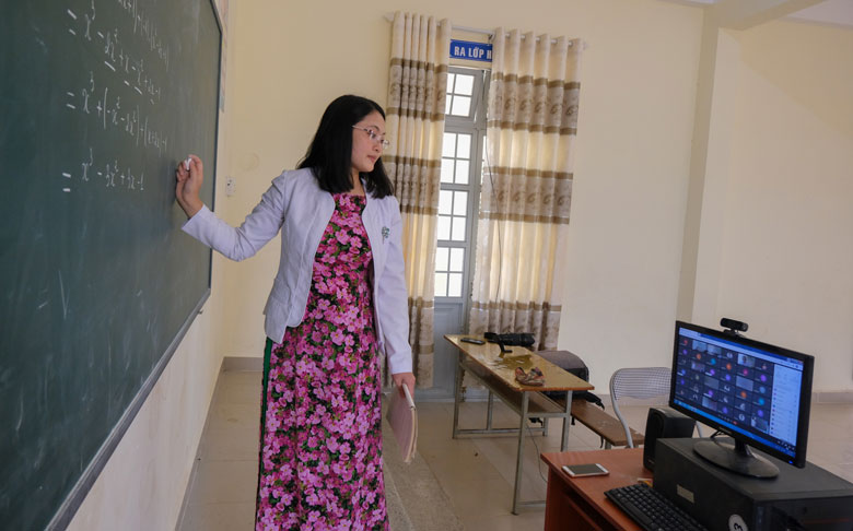 Cô Lê Thị Hằng, giáo viên dạy môn toán lớp 8A4 Trường THCS An Hiệp cùng 8 thầy, cô trong trường đứng lớp dạy học online từ đầu năm học tới nay