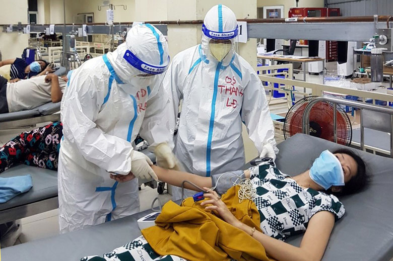 Bác sĩ Trần Thành cùng đồng nghiệp đang điều trị cho bệnh nhân Covid-19 tại Bệnh viện Dã chiến số 1 TP HCM