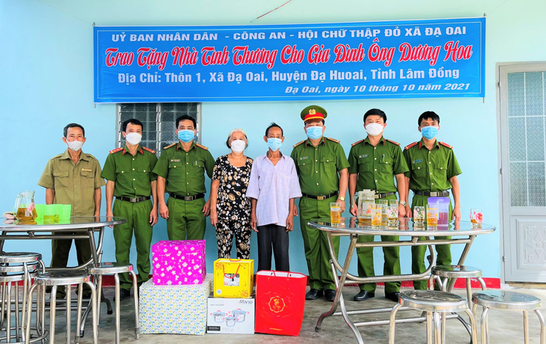 Công an huyện Đạ Huoai, Hội Chữ thập đỏ huyện và UBND xã Đạ Huoai bàn giao nhà tình thương cho gia đình ông Dương Hoa