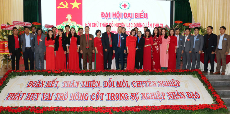 Lãnh đạo huyện Lạc Dương và Hội CTĐ tỉnh chụp hình lưu niệm cùng Ban chấp hành Hội CTĐ huyện Lạc Dương khóa XI, nhiệm kỳ 2021 - 2026