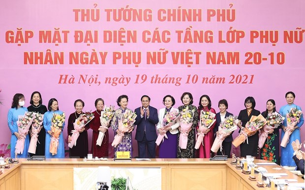 Thủ tướng Phạm Minh Chính tặng hoa chúc mừng các đại biểu phụ nữ tiêu biểu