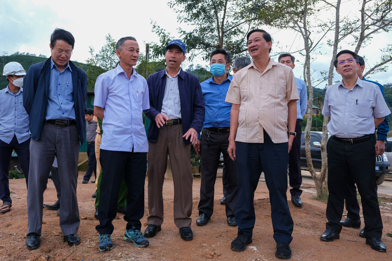 Lãnh đạo Tỉnh uỷ, UBND tỉnh yêu cầu lãnh đạo huyện Lạc Dương sớm rà soát, lập dự án tái định cư cho người dân sinh sống dọc đường ĐT 722 khi dự án xây dựng được triển khai