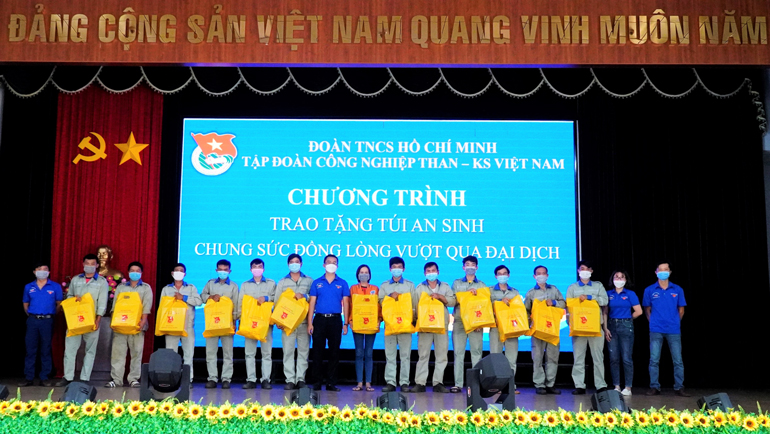 Đoàn Thanh niên Công ty Nhôm Lâm Đồng hỗ trợ 105 túi an sinh cho người lao động