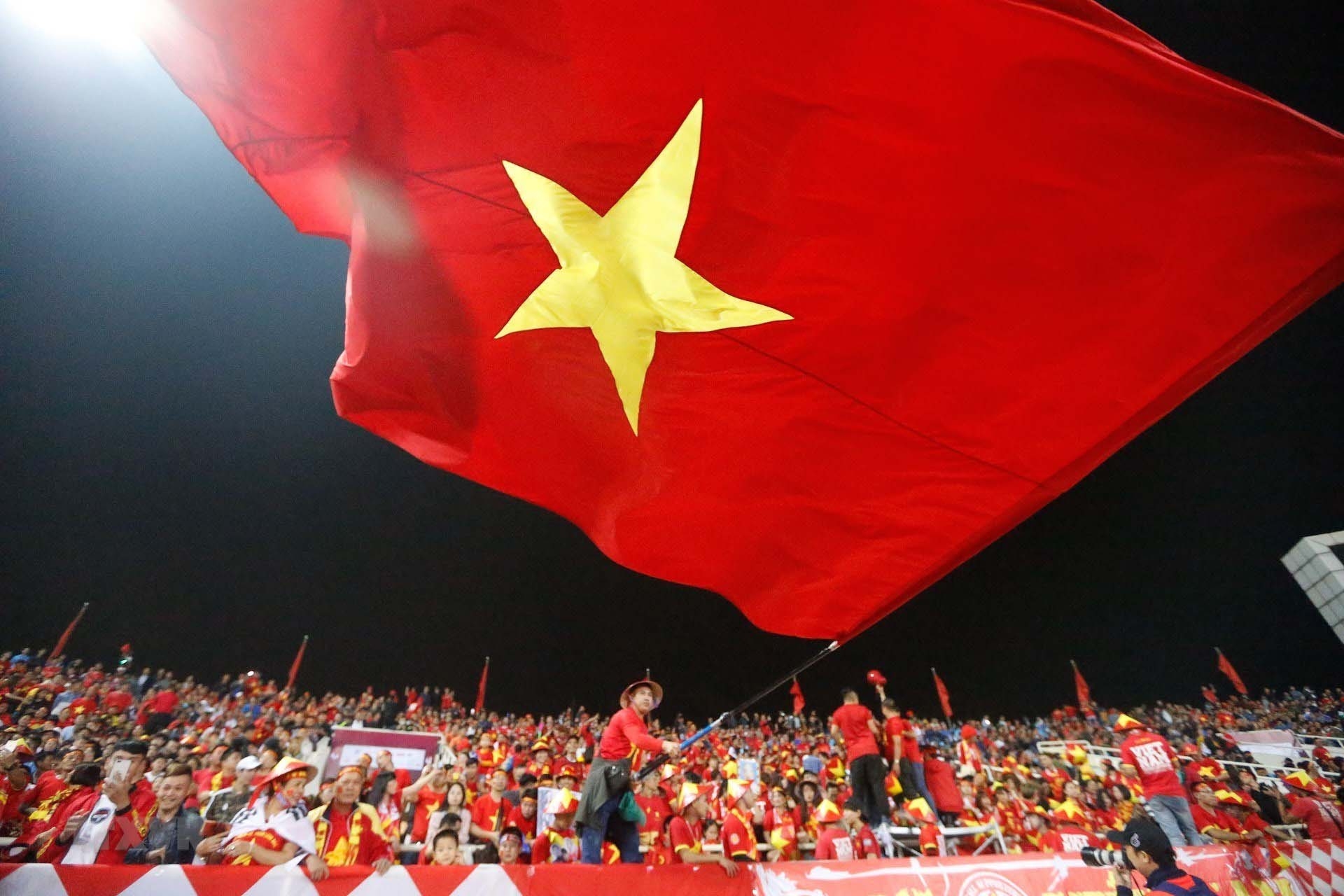 Khán giả trên sân Mỹ Đình cổ vũ cuồng nhiệt cho đội tuyển Việt Nam