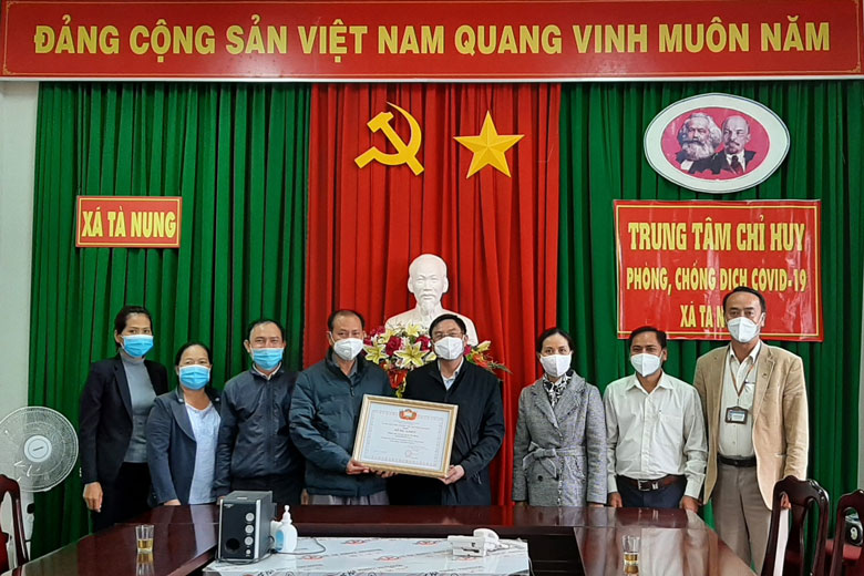 Trao bằng khen cho cán bộ và nhân dân xã Tà Nung có thành tích trong công tác phòng chống dịch Covid - 19