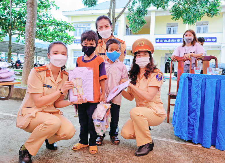 Phụ nữ Cảnh sát giao thông Công an tỉnh ''giỏi việc nước, đảm việc nhà''