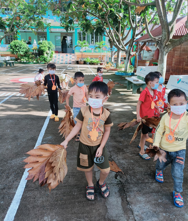 Học sinh còn được tham gia các hoạt động ngoài trời, tham gia dọn vệ sinh tại nơi cách ly