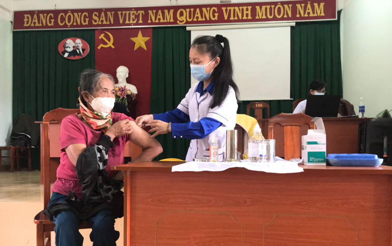 Xã Mê Linh là một trong 6 địa phương được Trung tâm Y tế huyện phân bổ vắc xin đợt thứ 18 để tiêm mũi 1 cho những người trên 60 tuổi