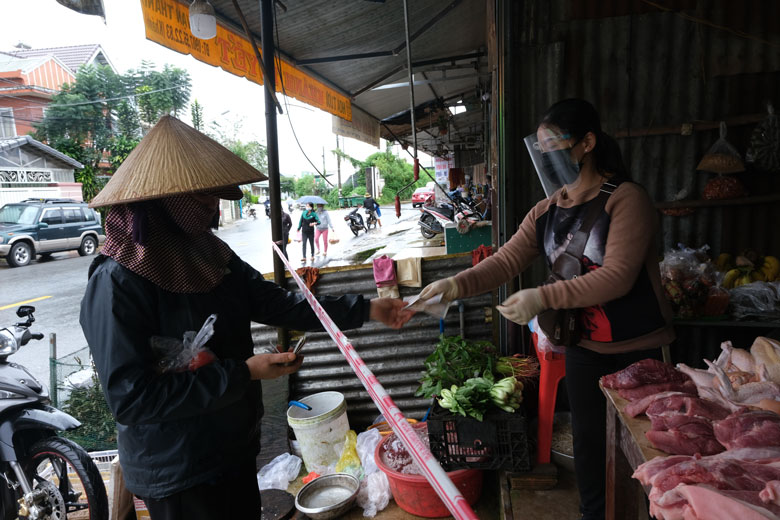 Bà Nguyễn Thị Vân Hiền, chủ quán tạp hoá khu vực trung tâm Làng hoa Vạn Thành vui vẻ cho hay từ khi dịch bùng từ đầu tháng 10, chính quyền địa phương đã vận động người dân tạm thời ngừng buôn bán, kinh doanh từ ngày 7/10. Sáng sớm ngày 27/10, bà Hiền đã liên hệ với các mối hàng để mua thịt heo, gà, cá... để có hàng bán cho người dân trong khu vực. Quá trình bán hàng, bà Hiền đeo khẩu trang, tấm chống giọt bắn và giăng dây đảm bảo khoảng cách cho người dân tới mua