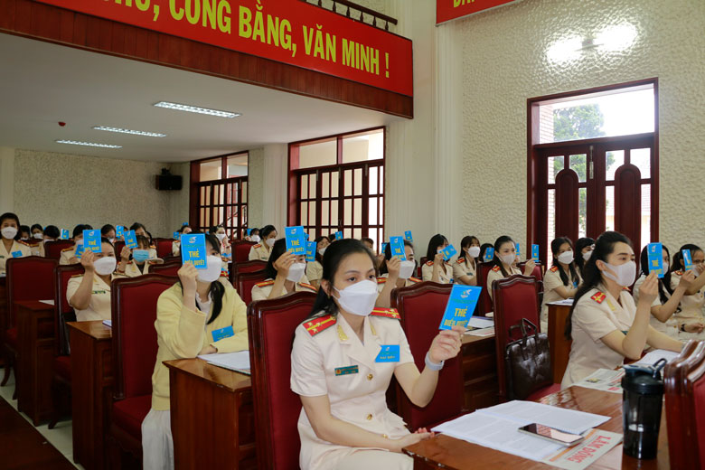 Các đại biểu biểu quyết bầu cử Ban Chấp hành Hội Phụ nữ Công an tỉnh nhiệm kỳ 2021 - 2026