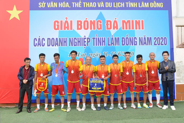 Trao huy chương tại giải Bóng đá mini các doanh nghiệp tỉnh Lâm Đồng trong năm 2020