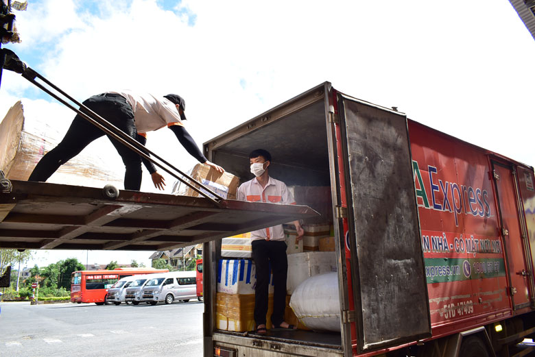 Chuyển phát nhanh hàng hóa của Công ty Phương Trang