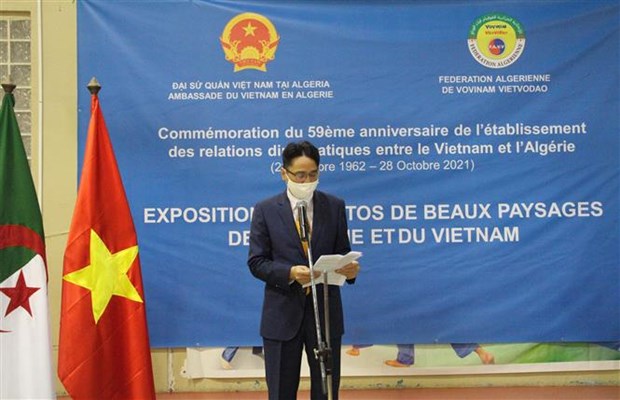 Đại sứ Việt Nam tại Algeria Nguyễn Thành Vinh phát biểu khai mạc triển lãm