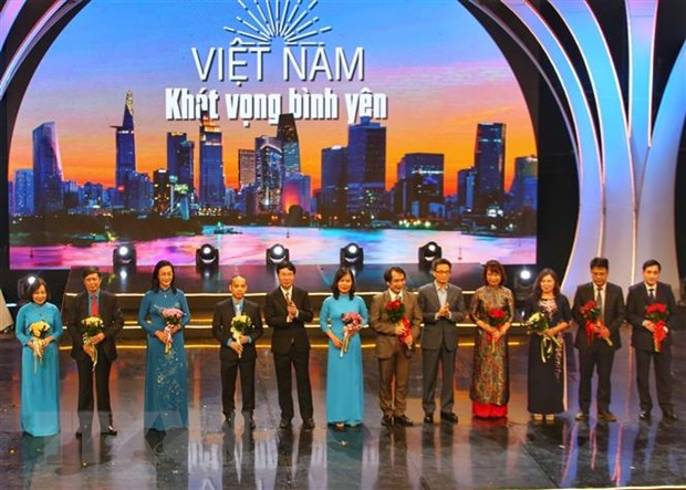 Việt Nam - Khát vọng bình yên: Tôn vinh lực lượng tuyến đầu chống dịch