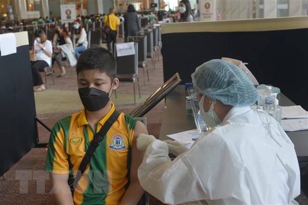 Nhân viên y tế tiêm vaccine ngừa COVID-19 cho trẻ em tại Bangkok, Thái Lan, ngày 19/10/2021