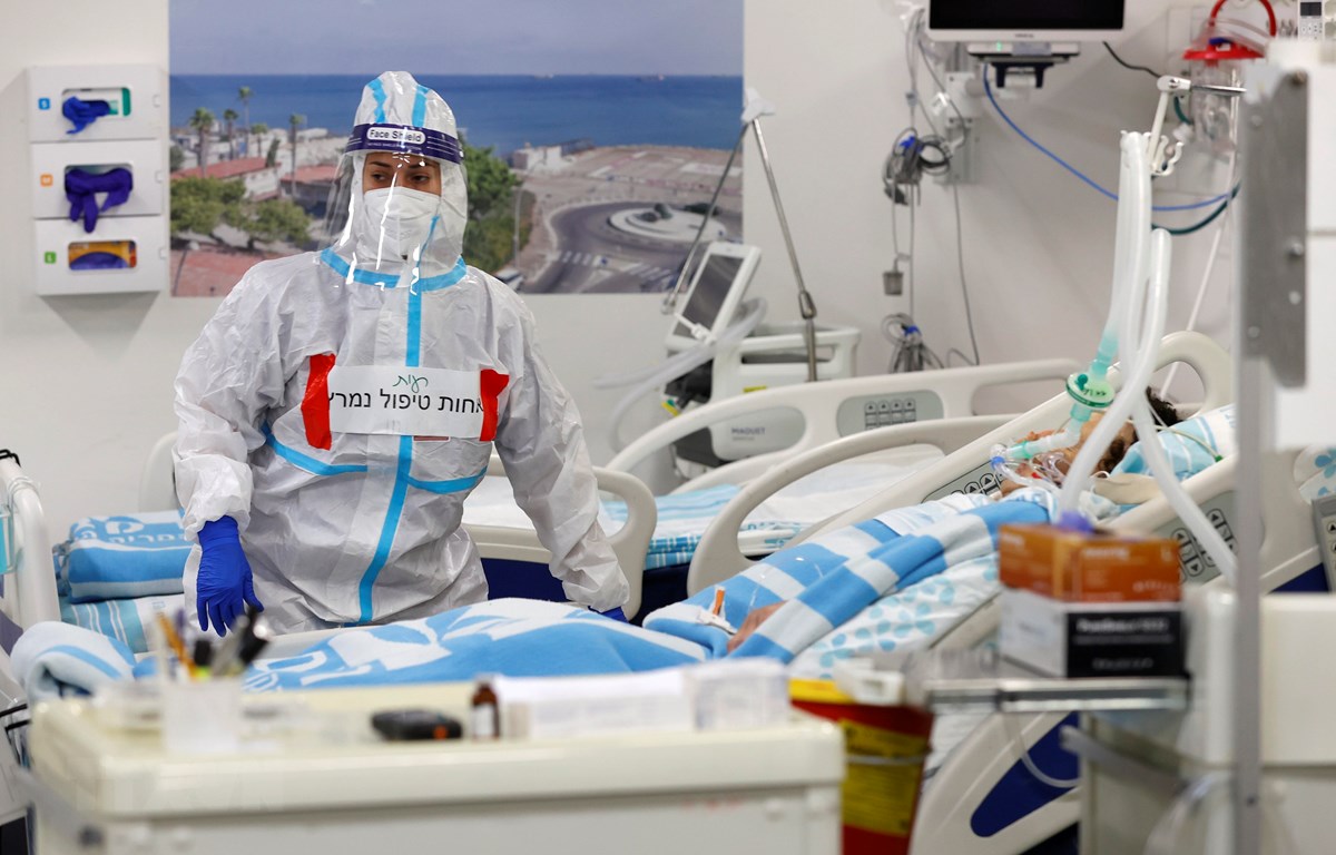Điều trị cho bệnh nhân nhiễm COVID-19 tại bệnh viện ở Haifa, Israel