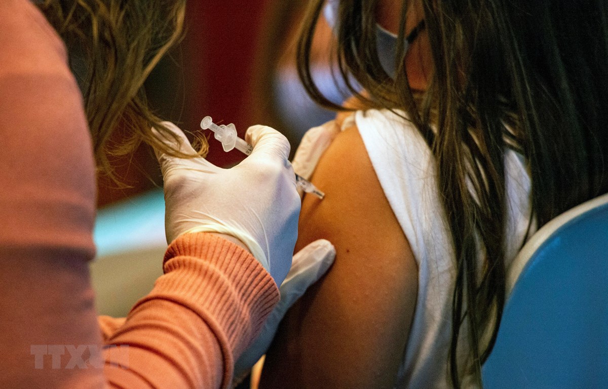 Nhân viên y tế tiêm vaccine phòng COVID-19 của hãng Pfizer-BioNTech cho em bé 5 tuổi tại bệnh viện Hartford, Connecticut, Mỹ, ngày 2/11/2021
