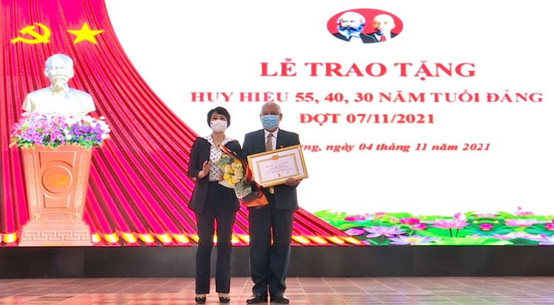 Lạc Dương: Trao tặng Huy hiệu Đảng đợt 7/11