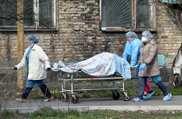 Nhân viên y tế chuyển thi thể bệnh nhân COVID-19 tới nhà xác tại một bệnh viện ở Kiev, Ukraine ngày 9/4/2021