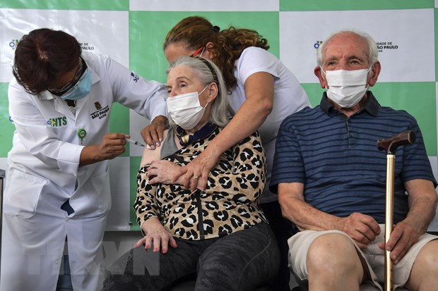 Nhân viên y tế tiêm vaccine ngừa COVID-19 cho người cao tuổi tại Sao Paulo, Brazil
