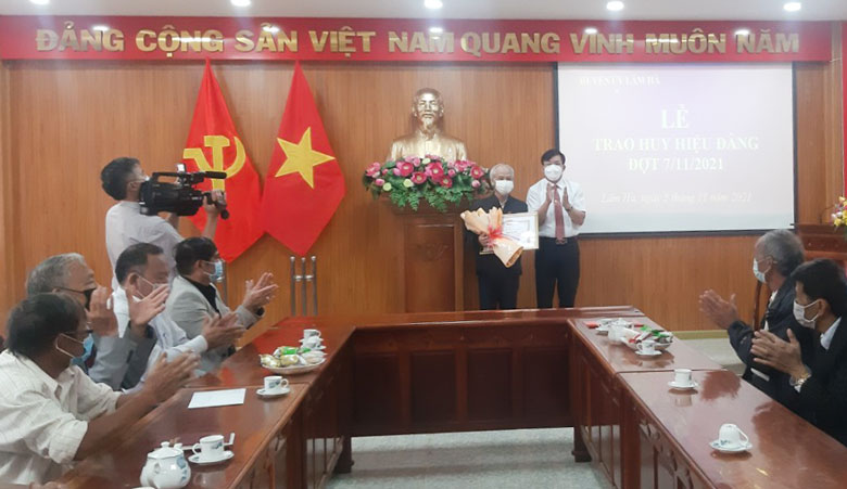 Lâm Hà: Trao huy hiệu đảng cho 11 đảng viên đợt 07/11