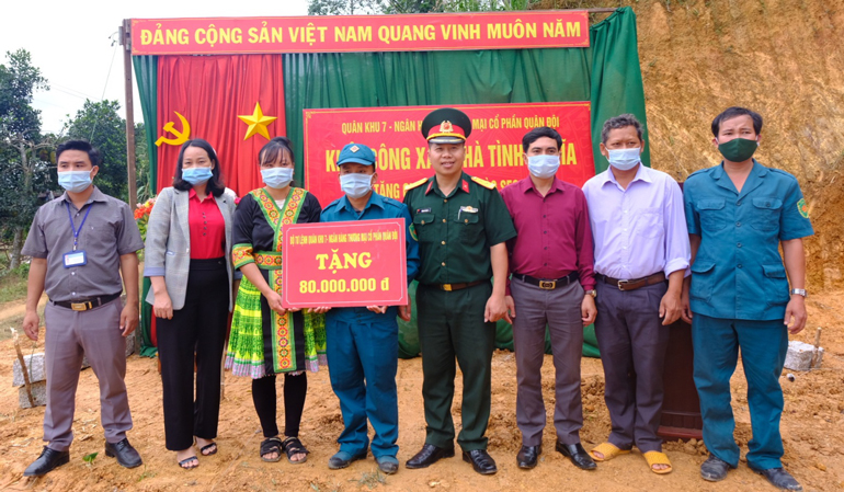 Lãnh đạo Ban Chỉ huy Quân sự huyện Đam Rông và xã Rô Men trao tiền hỗ trợ xây nhà cho ông Thào Seo Sì