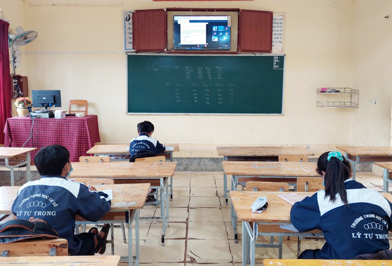 Những học sinh không có thiết bị học trực tuyến tại nhà được nhà trường tạo điều kiện học phòng riêng có kết nối online tại trường