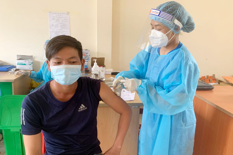 Tiêm vắc xin mũi 2 phòng Covid-19 cho người dân 